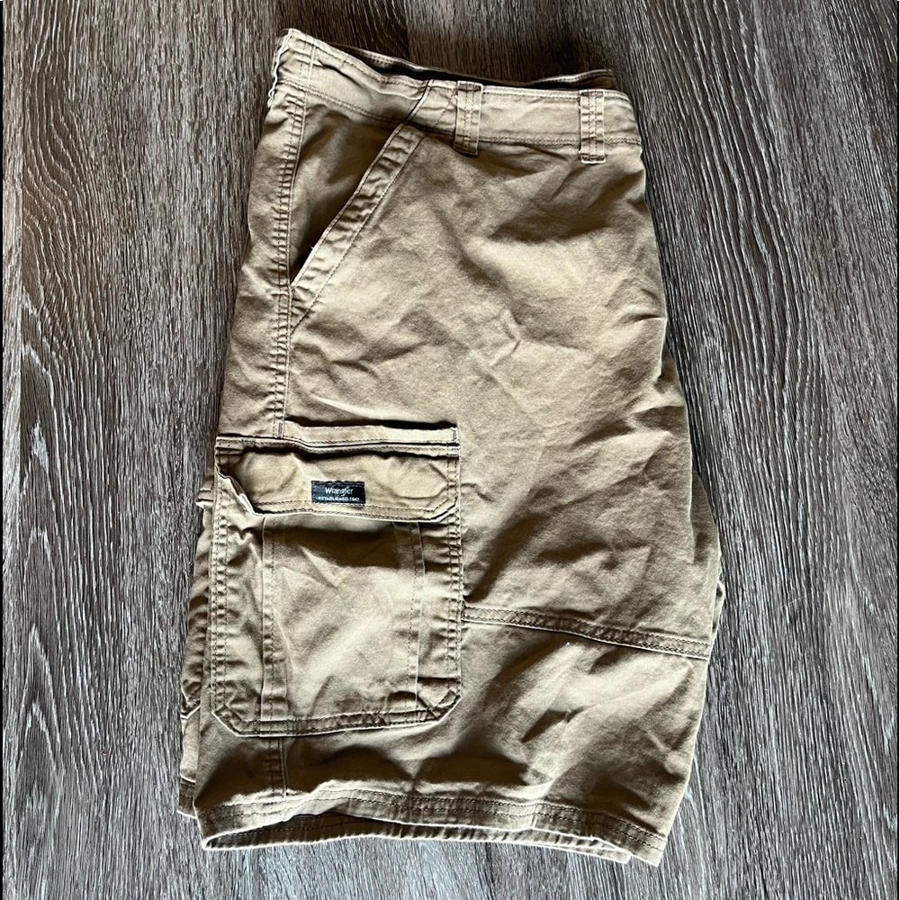 Wrangler tan cargo shorts